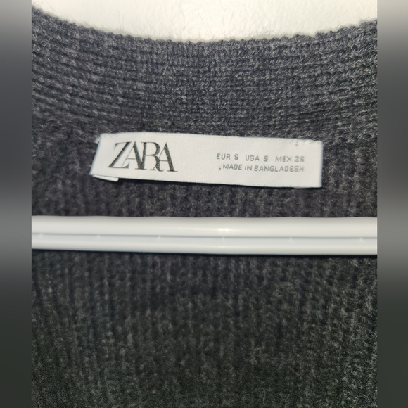 Zara Fitted Knit Cardigan Size Small Grey with 5 Large Brown Buttons - Picture 4 of 4